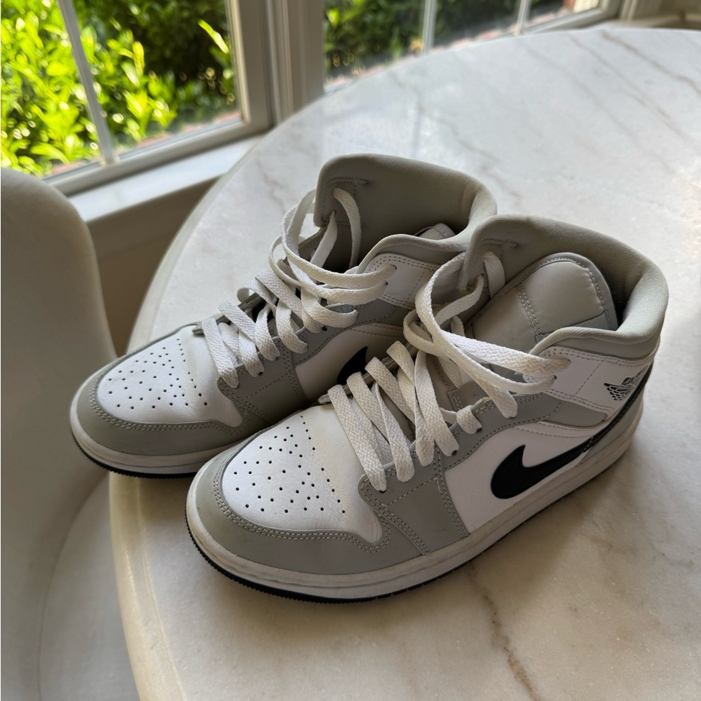 Nike Air Jordan 1 Retro Mid - Light Smoke - Picture 2 of 5